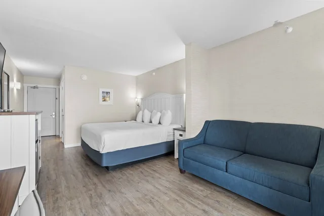 Walkout, King Bed, Beach View, Sofa، The Baywatch Resort 6/9