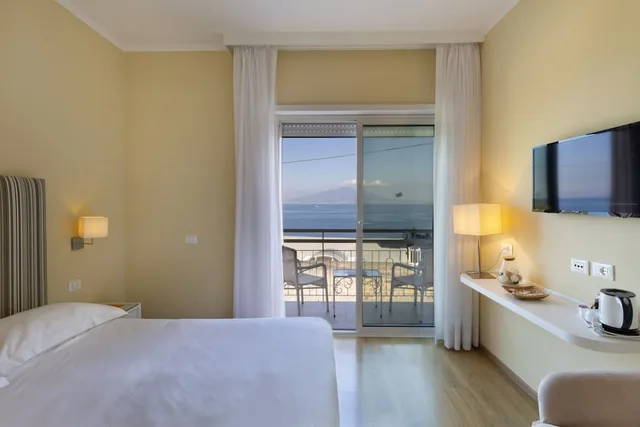 Room, Double Bed, Sea View, Balcony, Hotel Regina Sorrento 1/10