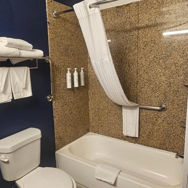 غرفة بسرير كوين بحوض استحمام لذوي الإعاقة، Spark by Hilton Tempe Phoenix Airport 6/10