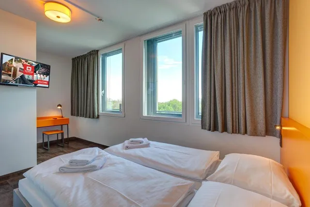 غرفة بسريرين منفصلين، MEININGER Hotel Munich Olympiapark 2/5