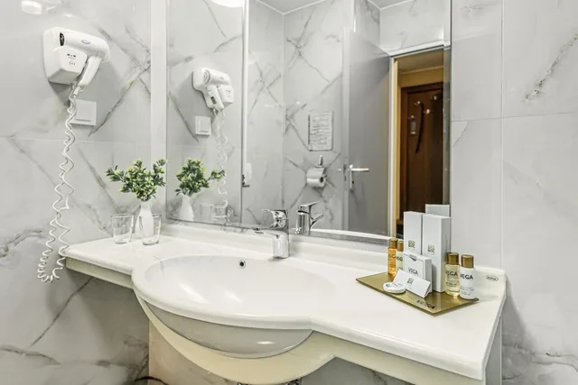 جناح بزنس بسرير كوين بإطلالة على النهر مع أريكة، Vega Hotel 6/9