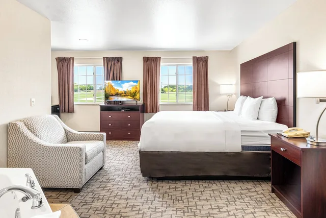 جناح بسرير كينج بحوض جاكوزي بحوض استحمام، Boarders Inn Amp Suites 2/10