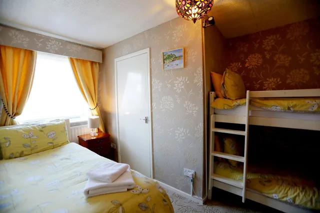 جناح بسرير كينج وسريرين منفصلين، Bryn Woodlands House 2/5