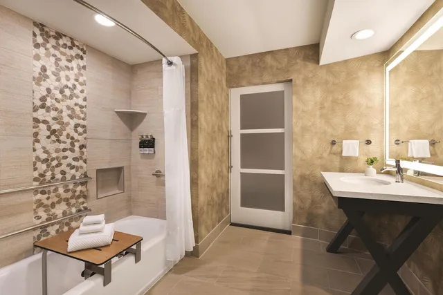 غرفة بسرير كوين بإطلالة جزئية على البحر، Zachari Dunes on Mandalay Beach, Curio Collection by Hilton 3/3