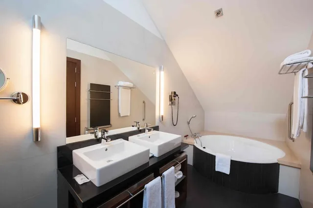 غرفة جونيور بسريرين مزدوجين مع أريكة، Sommos Hotel Aneto 5/10