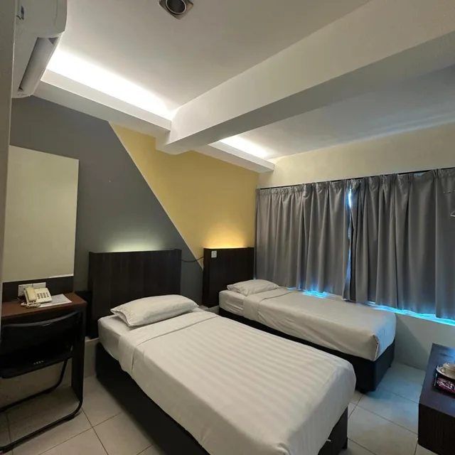 غرفة ديلوكس بسريرين منفصلين، The Regency Garden Hotel 2/7