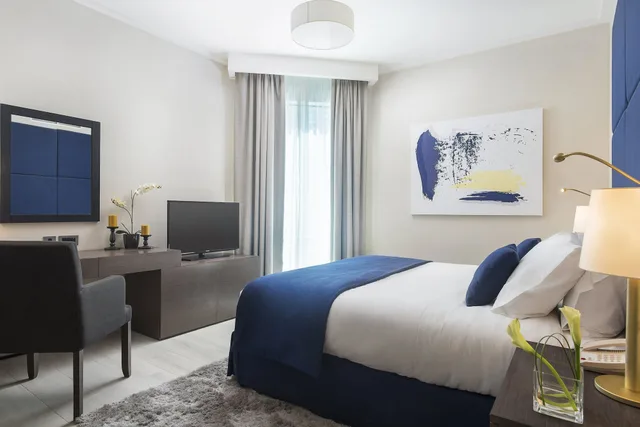 إقامة تنفيذية بسرير كينج وسريرين فرديين بإطلالة على المدينة بـ3 غرف نوم، Centara West Bay Hotel and Residences Doha 5/10