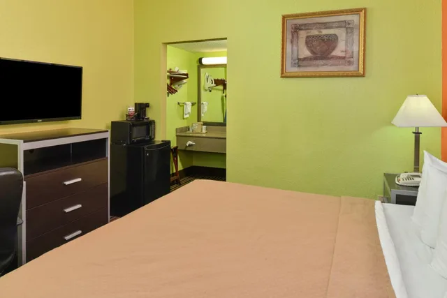 جناح، Motel6 Lafayette, LA 4/7