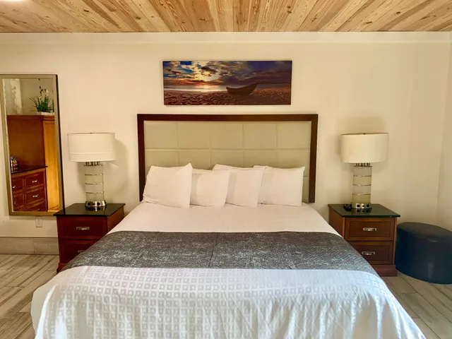 غرفة بريميوم بسرير كينج، Gulf Coast Inn 1/1