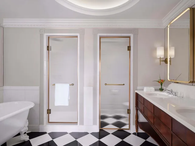 جناح بسريرين كينج، The Savoy Hotel 3/3