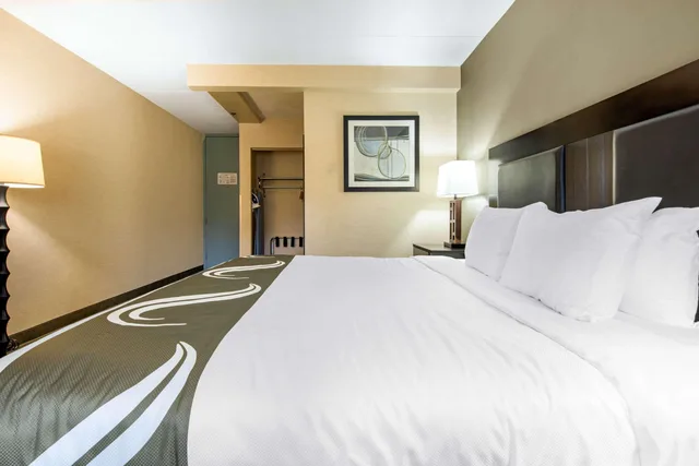 غرفة بسرير كينج بمطبخ صغير، Quality Inn & Suites Charleston - Civic Center 1/4