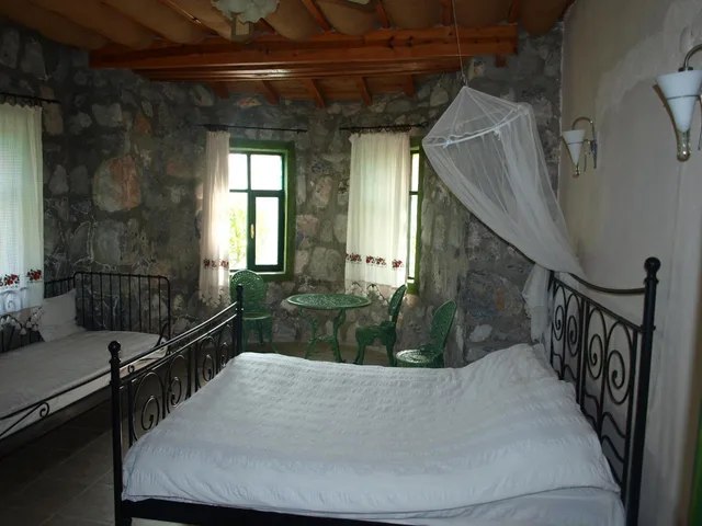 Standard, Triple, 1 Queen and 1 Single Bed, Otantik Tas Ev 1/2