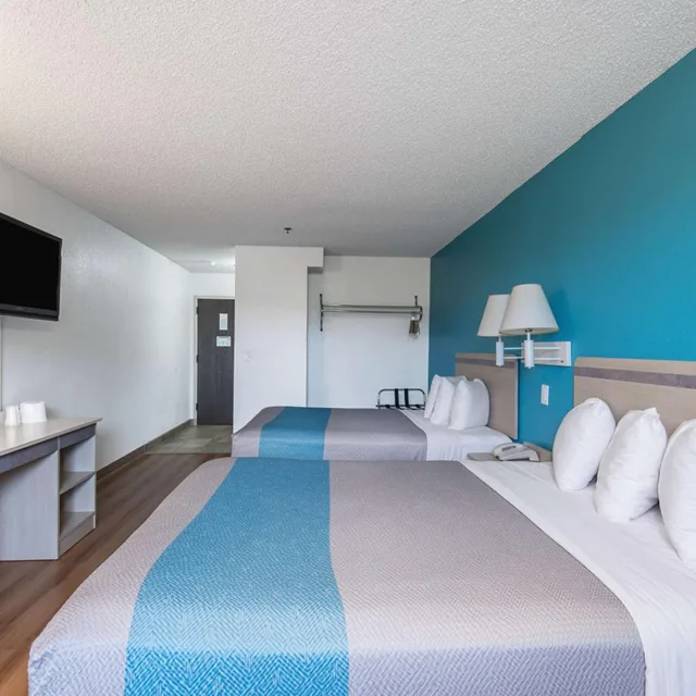 2 Queen Beds - Mobility Accessible Tub Nsmk، Motel6 Lawrence, KS 7/9