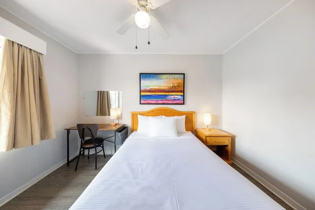 جناح عائلي بسرير مزدوج وسريرين منفصلين بإطلالة على الفناء، 2400 Motel 1/3