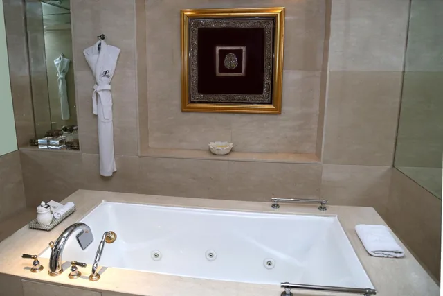 غرفة بسرير مزدوج بإطلالة على البحيرة، The Leela Palace Udaipur 2/5
