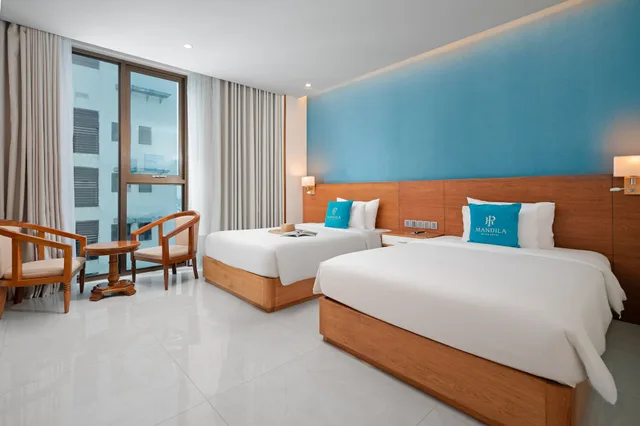 غرفة ديلوكس بسريرين مزدوجين بإطلالة جزئية على البحر، Mandila Beach Hotel Danang 8/10