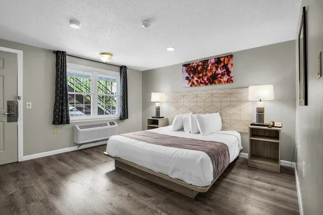 Basic, Single, King Bed, Accessible, Knights Inn Danvers 3/8
