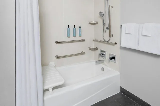غرفة كبيرة بسرير كوين، Courtyard By Marriott Columbus Osu 5/7