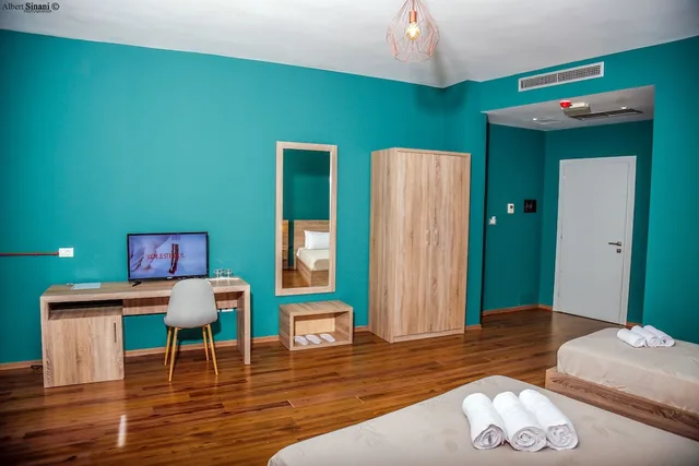 غرفة قياسية ثلاثية بسرير كوين وسرير فردي بإطلالة على المدينة، Arc Hotel Tirana 5/6
