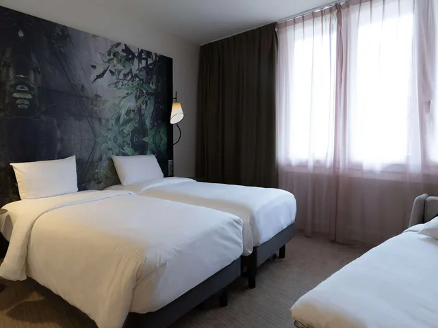 Standard, Twin Beds, Sofa, Mercure Paris La Defense 2/5