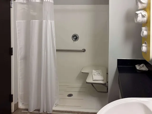 غرفة قياسية بسرير كوين بمطبخ صغير، Motel6 Weslaco, TX 9/9