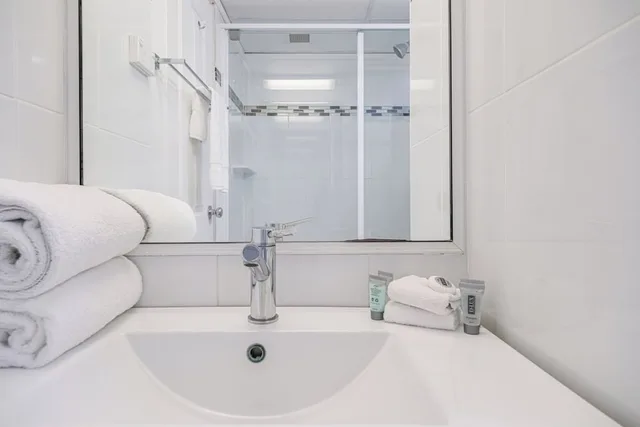 غرفة بسرير كوين بإطلالة على البحر، BAYVIEW TOWER 10/10