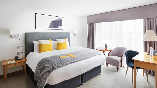 Suite, King Bed, Voco Reading 3/4