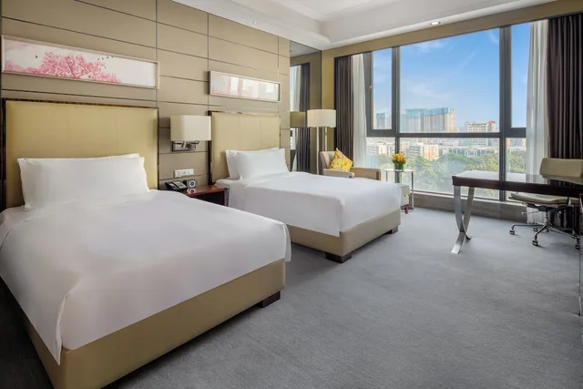 غرفة بريميوم بسريرين منفصلين مع دخول صالة النادي، Crowne Plaza Shenzhen Longgang City Centre 1/4