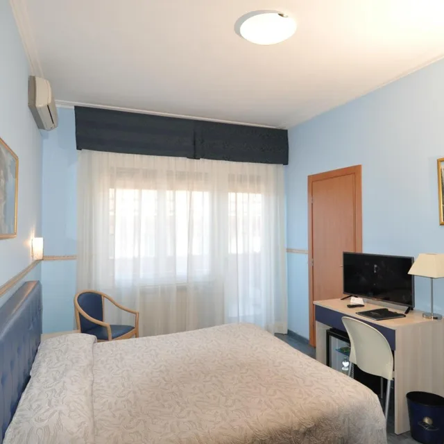 غرفة بسرير مزدوج أو سريرين منفصلين بإطلالة على البحر بشرفة، Hotel Sole Mare 3/10