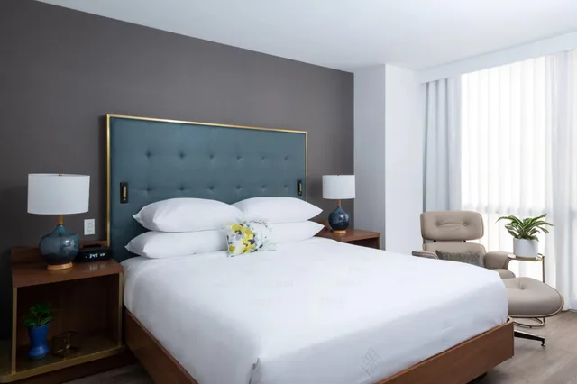 Superior, Double Bed, City View, Le Meridien Essex Chicago 3/5