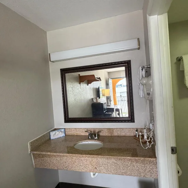 غرفة بسريرين كوين، Savannah Inn 6/6
