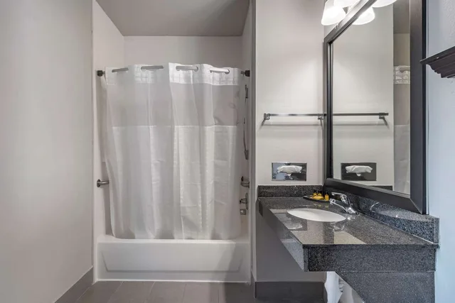 جناح بسرير كينج بحوض استحمام لذوي الإعاقة، Best Western Plus Mckinney Inn & Suites 3/3