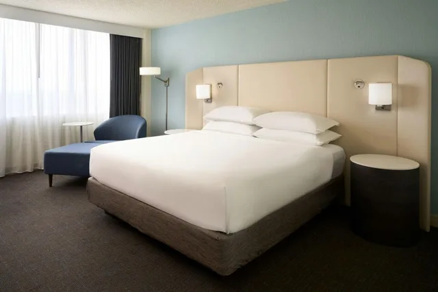 غرفة ديلوكس بسرير كينج، Delta Hotels by Marriott West Palm Beach 1/1