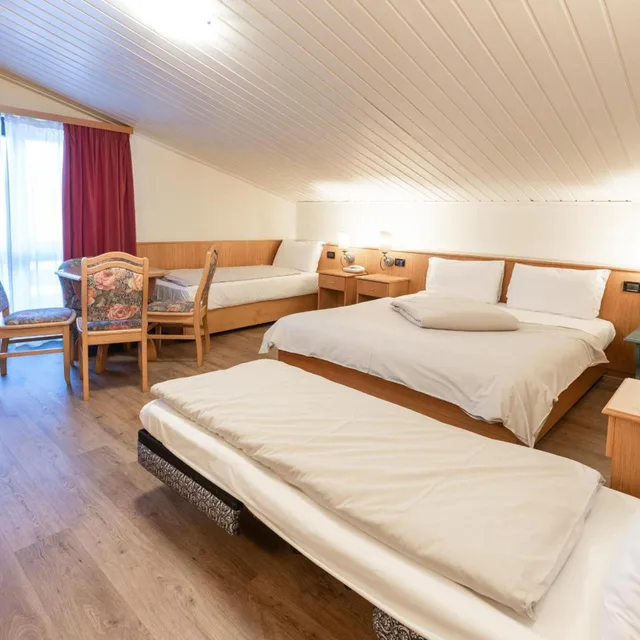 غرفة رباعية في الملحق، Hotel Intermonti 1/10