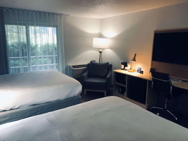 غرفة بسريرين كوين بإطلالة على الفناء بشرفة، Best Western Portland West Beaverton 5/10