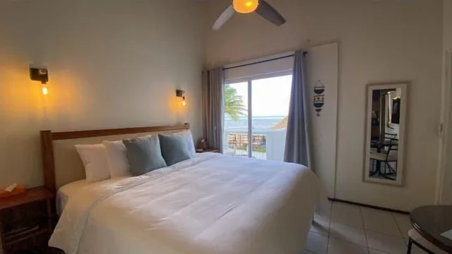 غرفة بسرير كينج بإطلالة على البحر بشرفة، Mata Rock Resort 4/10