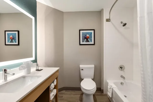 غرفة ديلوكس بسرير كينج لذوي الإعاقة، La Quinta Inn & Suites by Wyndham Dallas Arlington South 7/9