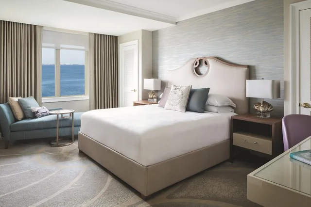 غرفة بسرير كينج بإطلالة على المرسى بشرفة، The Ritz Carlton Sarasota 1/5