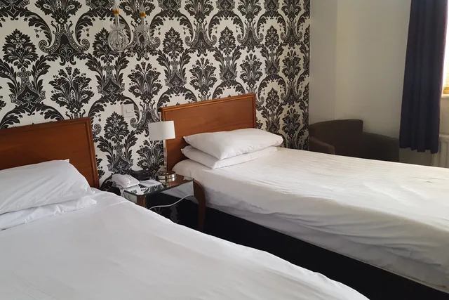 غرفة قياسية بسريرين منفصلين، Barons Court Hotel Walsall 1/2