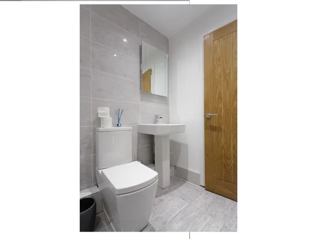 غرفة فاخرة رباعية بسريرين مزدوجين بحمام خاص، Live In Leeds Greenhill Bungalows 3/5