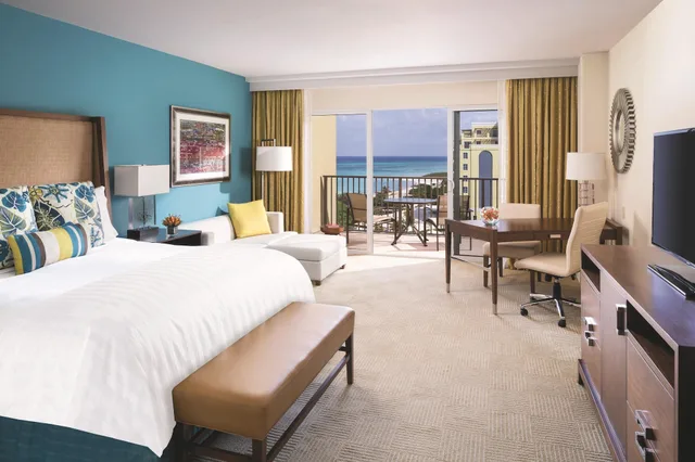 غرفة بسرير كينج بإطلالة على البحر مع أريكة، The Ritz-Carlton, Aruba 1/1