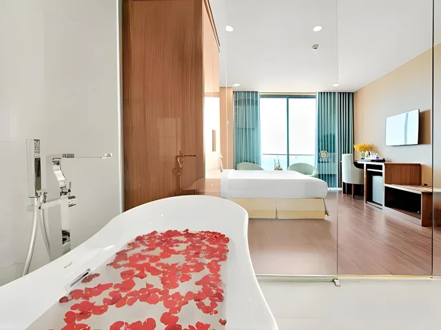 غرفة جونيور بسرير كينج بإطلالة على البحر بشرفة، Yarra Ocean Suites Danang 2/2