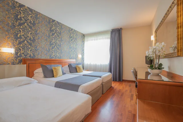 غرفة سوبيريور بسرير مزدوج مع سرير إضافي، Hotel Palace Verona 2/5