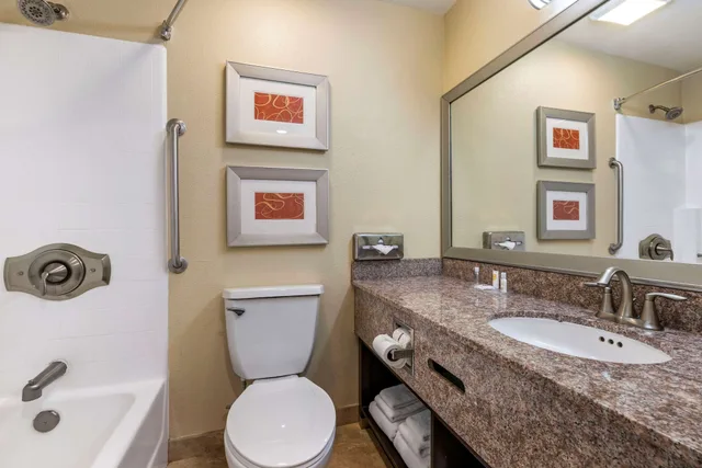 جناح عائلي بسريرين كوين مع أريكة بمنطقة جلوس، Comfort Inn & Suites Huntington Beach 7/10