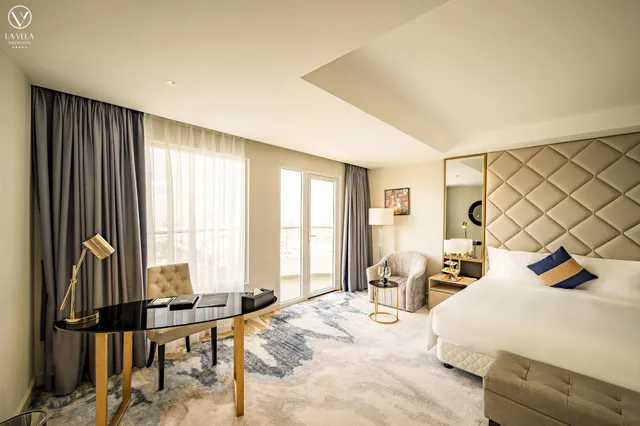 غرفة بريميير فاخرة بسرير كينج بإطلالة على المدينة بشرفة، La Vela Saigon Hotel 2/5