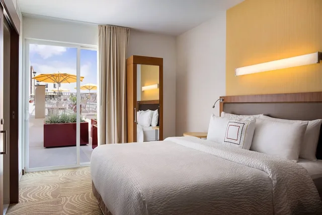 Studio, King Bed, Pool Side, Sofa، Springhill Suites Los Angeles Burbank/downtown 1/3
