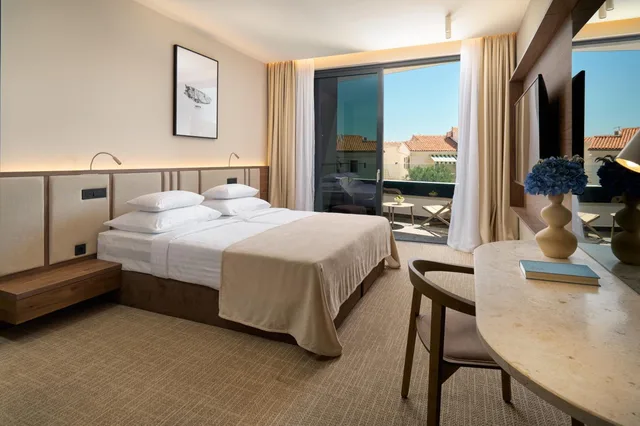 Superior, Double or Twin Bed, Side Sea View, Balcony, Grand Hotel View 4/7