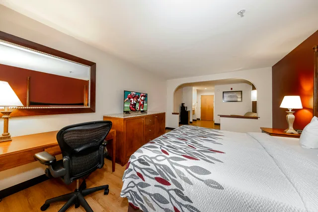 جناح بسرير كينج للمدخنين، Red Roof Inn & Suites Biloxi 1/4