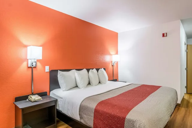 Room, King Bed, Smoking, Motel6 Barkeyville, PA 9/10
