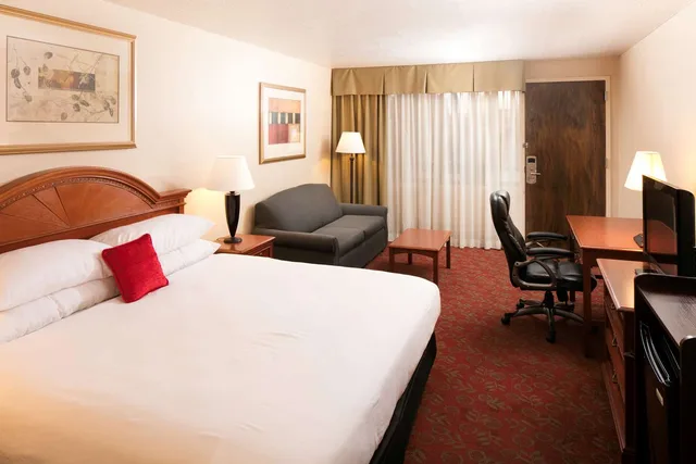 غرفة بريميوم بسرير كينج مع أريكة، Red Lion Hotel And Conference Center St George 1/1